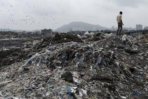 Deonar Dumping Ground, de grootste afvalberg in India, ligt bezaaid met e-waste. beeld colombotelegraph.com