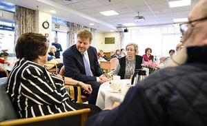 Annie Hollander, overlevende van de Holocaust, laat haar kampnummer zien aan koning Willem-Alexander. beeld ANP