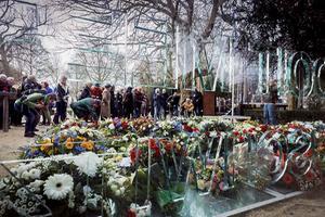 Wie zegt: „nooit meer Auschwitz” (Auschwitzmonument, Amsterdam) zegt ook: „nooit vergeten.” Foto: kranslegging bij het monument tijdens de Nationale Holocaustherdenking in 2018. beeld ANP, Martijn Beekman