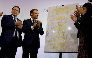 De Franse president Emmanuel Macron onthulde een plaquette, samen met de voorzitter van de Centrale Raad van de Joden in Frankrijk, Joël Mergui (l.). beeld AFP, Ian Langsdon