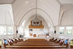 Interieur van de samenwerkingsgemeente van de christelijke gereformeerde kerk, de Nederlands gereformeerde kerk en de gereformeerde kerk vrijgemaakt in Lisse. beeld architectenbureau The way we build
