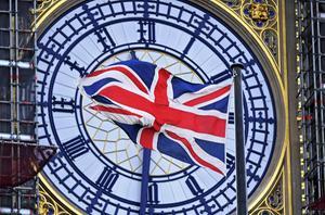 De Britse vlag wappert voor de Big Ben in Londen. Nog twee dagen en dan verlaat het land de Europese Unie. beeld EPA, Andy Rain