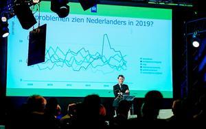 Kim Putters, directeur van het Sociaal en Cultureel Planbureau, tijdens een presentatie. Het aantal mensen onder de armoedegrens is sinds 2013 fors afgenomen. beeld ANP