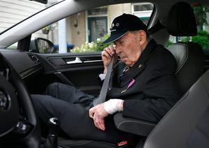 De 99-jarige veteraan Jos Wessels maakt zich op voor de nationale herdenking van het einde van de Tweede Wereldoorlog in voormalig Nederlands-Indië bij het Indisch Monument in Den Haag. beeld ANP