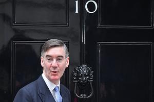 De Conservatieve fractieleider Jacob Rees-Mogg komt bij het kantoor van premier Johnson. beeld AFP, DANIEL LEAL-OLIVAS