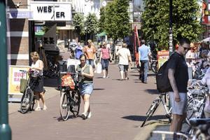 Winkelend publiek in Barneveld. beeld RD, Anton Dommerholt