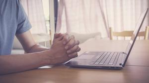 Met online kerkdiensten belangrijke elementen van ontmoeting en het intieme gemeentezijn verloren. beeld iStock