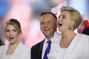 Andrzej Duda (m.), geflankeerd door zijn vrouw Agata Kornhauser-Duda (r.) en dochter Kinga Duda (l.). beeld EPA