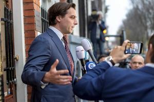 Thierry Baudet stond vrijdag voor het partijkantoor van Forum voor Democratie in Amsterdam de pers te woord. beeld ANP, Evert Elzinga
