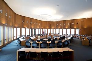 „We kunnen niet allemaal in de gemeenteraad zitten, maar ook vrijwilligerswerk voor de kerk, de wijk of de school laat zien dat we ons burgerschap serieus nemen.” Foto: raadszaal van Maastricht. beeld ANP, Marcel van Hoorn