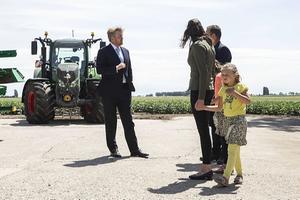 Koning Willem-Alexander bezoekt een akkerbouwer in Abbenbroek. beeld ANP