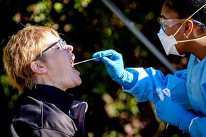 Zorgpersoneel wordt getest op het coronavirus. beeld ANP SEM VAN DER WAL