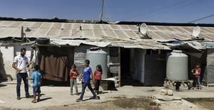 Veel Syrische vluchtelingen in Libanon bivakkeren in provisorische onderkomens, zoals hier in een tot kamp omgebouwde boerderij. beeld Jacob Hoekman