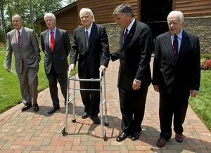 Evangelist Billy Graham kreeg, zoals hij later zelf toegaf, genoegen in het hebben van contacten in de hoogste politieke regionen. Foto: de voormalige presidenten George H. W. Bush, Bill Clinton en Jimmy Carter samen met Billy Graham en diens zoon Franklin (2007). beeld Reuters, Chris Keane