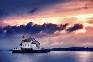 „Voordat de kerk oordelend over de wereld spreekt, zal ze zich naar binnen keren. „Ga, Mijn volk. Treed uw kamers binnen, sluit uw deuren achter u. Verberg u voor een ogenblik, totdat de gramschap over is” (Jesaja 26:20). Wanneer de weeën van de tijd ons persoonlijk raken, is daar een schuilplaats.” beeld iStock