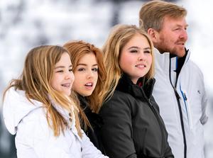 Koning Willem-Alexander met Prinses Amalia, Prinses Alexia en Prinses Ariane tijdens de jaarlijkse fotosessie van de koninklijke familie in Lech. beeld ANP