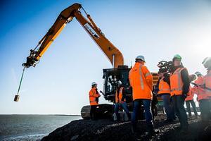 De officiële start voor de versterking van de Afsluitdijk. beeld ANP
