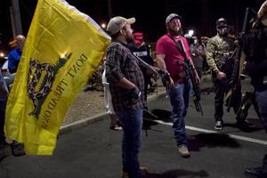 Gewapende aanhangers van president Donald Trump verzamelden zich donderdagavond bij een kantoor in Phoenix, Arizona, om te eisen dat alle stemmen zouden worden geteld. beeld EPA, Rick d’Elia