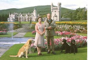 Voor Balmoral Castle in de Schotse Hooglanden, sinds jaar en dag zomerresidentie van het koninklijk paar. beeld Etsy