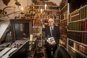 Gert Leurdijk poseert bij een portret van de piëtist Friedrich Adolph Lampe (1683-1729), op wie hij maandag promoveert.  beeld Roel Dijkstra