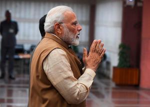 De Indiase premier Narendra Modi arriveert bij het parlementsgebouw in New Delhi. beeld AFP, Prakash Singh
