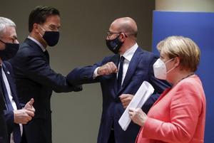 Premier Mark Rutte (l.) begroet de voorzitter van de Europese Raad van regeringsleiders, Charles Michel (tweede rechts), dinsdag tijdens de laatste ronde onderhandelingen op de EU-top met zijn elleboog. beeld EPA, Stephanie Lecocq