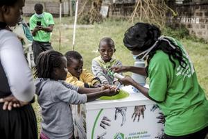 In kwetsbare landen kunnen de gevolgen van een grootschalige uitbraak van het coronavirus vele malen ernstiger zijn dan in Nederland. Foto: kinderen krijgen bij het Mbagathi Hospital in de Keniaanse hoofdstad Nairobi uitgelegd hoe ze hun handen moeten wassen. beeld AFP, Luis Tato