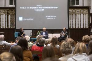 „In elk debat en in elke polemiek moet de vraag leidend zijn wat we ermee beogen.” Foto: In oktober werd in de Utrechtse Jacobikerk het Jacobidebat, over het thema geluk, gehouden. Paul Schnabel (r.) en Bart Jan Spruyt (m.) gingen onder leiding van Lynda Hessel in gesprek. beeld Erik Kottier