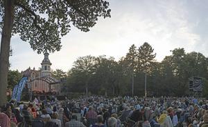 Het programma van het openluchtconcert Groevenbeek Klassiek, vrijdagavond op de Veluwe, was divers. Naast Die Schöpfung van Joseph Haydn stonden ook meezingklassiekers op de rol.  beeld Pieter Beens