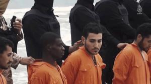Vijf jaar geleden zette IS beelden online van de onthoofding van 21 Egyptische kopten op een Libisch strand. beeld still uit de video​