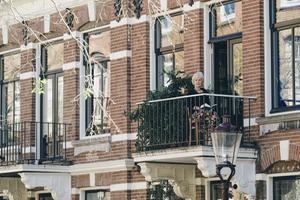 Marli Huijer, hoogleraar publieksfilosofie aan de Erasmus Universiteit, op het balkon van haar woning in Amsterdam. beeld Sjaak Verboom