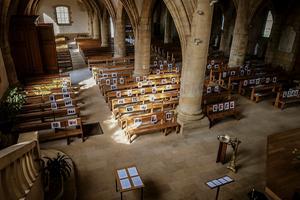 Foto's van kerkgangers in een Franse kerk. beeld EPA