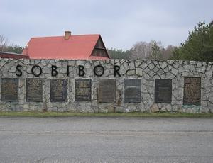 „Als de treinen in Sobibor aankwamen, werden ze opgewacht door andere Joden, die vooral opgewekt moesten kijken, opdat de aangekomen slachtoffers nietsvermoedend de gaskamers zouden ingaan voor een ‘ontsmettingsdouche’.” beeld Wikimedia