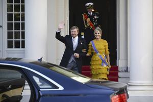 DEN HAAG. Koning Willem-Alexander en koningin Maxima vertrekken van Paleis Noordeinde naar de Grote Kerk. Vanwege de coronacrisis zag Prinsjesdag er anders uit dan normaal. Veel ceremoniële onderdelen gingen niet door.  beeld, ANP POOL ROYAL IMAGES Frank van Beek