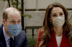 De Britse hertogin Catherine heeft een voorliefde voor bloemenprintjes en dat is zichtbaar in haar mondkapjes. Het masker met het verfijnde bloemmotief droeg de hertogin al meerdere keren. Nadat zij hem introduceerde, was het mondkapje binnen korte tijd uitverkocht. De voorkeur van prins William gaat meestal uit naar een lichtblauw exemplaar. beeld AFP, Matt Dunham