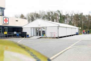 De coronatent bij het Gelre Ziekenhuis in Apeldoorn. In deze tent worden alle coronapatiënten opgevangen die huisartsen doorsturen naar het ziekenhuis.  beeld Medische Fotografie Gelre ziekenhuizen