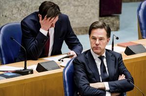 Minister Hoekstra van Financiën (l.) en premier Rutte tijdens een plenair debat in de Tweede Kamer over de coronacrisis. beeld EPA, Bart Maat