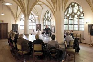 Phil Crowley houdt voorafgaand aan zijn voorstelling over het leven van C. S. Lewis een workshop over 'De kronieken van Narnia'. beeld Sjaak Verboom