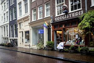 „Een oosterse gaper is voor de zekerheid maar van de gevel van een drogisterij gehaald.” beeld ANP, Sem van der Wal