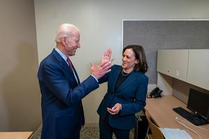 Biden wil met Harris (55) de verkiezingen winnen van de Republikeinse president Donald Trump, die vicepresident Mike Pence als running mate heeft. Beeld EPA
