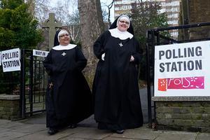 Twee nonnen verlaten een stembureau na gestemd te hebben in Londen. beeld AFP