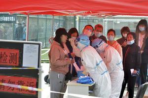 In de rij voor een coronatest. De Chinese overheid test in een paar dagen ruim 5 miljoen inwoners van de regio Kashgar, in West-China. beeld EPA, Wang Haibin