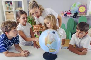 Voor leerlingen in het basisonderwijs is het al de bedoeling dat zij een idee krijgen „hoe ecologie, economie, politiek en cultuur samenhangen.” beeld iStock