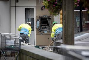 Plofkraak in Ouderkerk leverde vrijdag in de Dorpsstraat een enorme ravage op. beeld Michel van Bergen