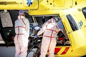 De Lifeliner 5 vervoert coronapatiënten naar intensive cares in Nederland en Duitsland. De patiënten zijn buiten bewustzijn als ze meegaan. beeld ANP, Sem van der Wal