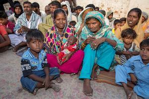 Arbeidersgezinnen hebben zich verzameld op het terrein van een steenfabriek. Veel Pakistaanse christenen zijn dagloner en zitten door de coronamaatregelen zonder werk. beeld Jan Dirk van Nifterik