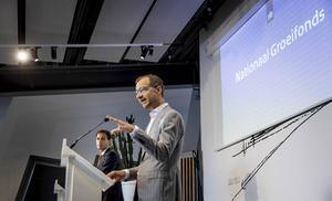 De ministers Wiebes (voorgrond) en Hoekstra presenteerden maandag in Amsterdam het Nationaal Groeifonds.  beeld ANP, Koen van Weel