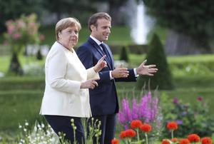 Merkel (l.) ontmoette Macron (r.) maandag. beeld AFP, Hayoung Jeon