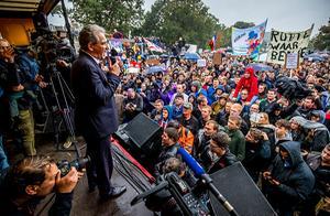 Roelof Bisschop (SGP) spreekt boeren toe tijdens een protest in Den Haag, op 16 oktober vorig jaar. beeld ANP, Remko de Waal