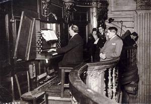 Louis Vierne op 8 december 1927 aan het orgel van de St.-Nicolas du Chardonnet in Parijs. beeld Wikimedia